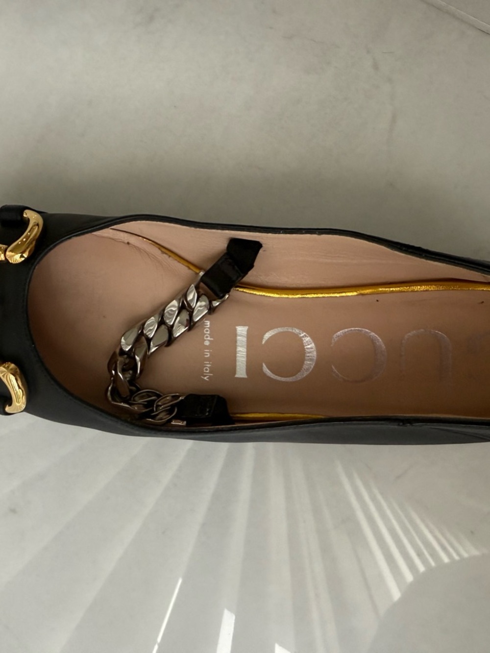 Gucci Black Leather Pointed-Toe Flats with Gold Horsebit and Chain Link Avcent - Picture 4 of 4